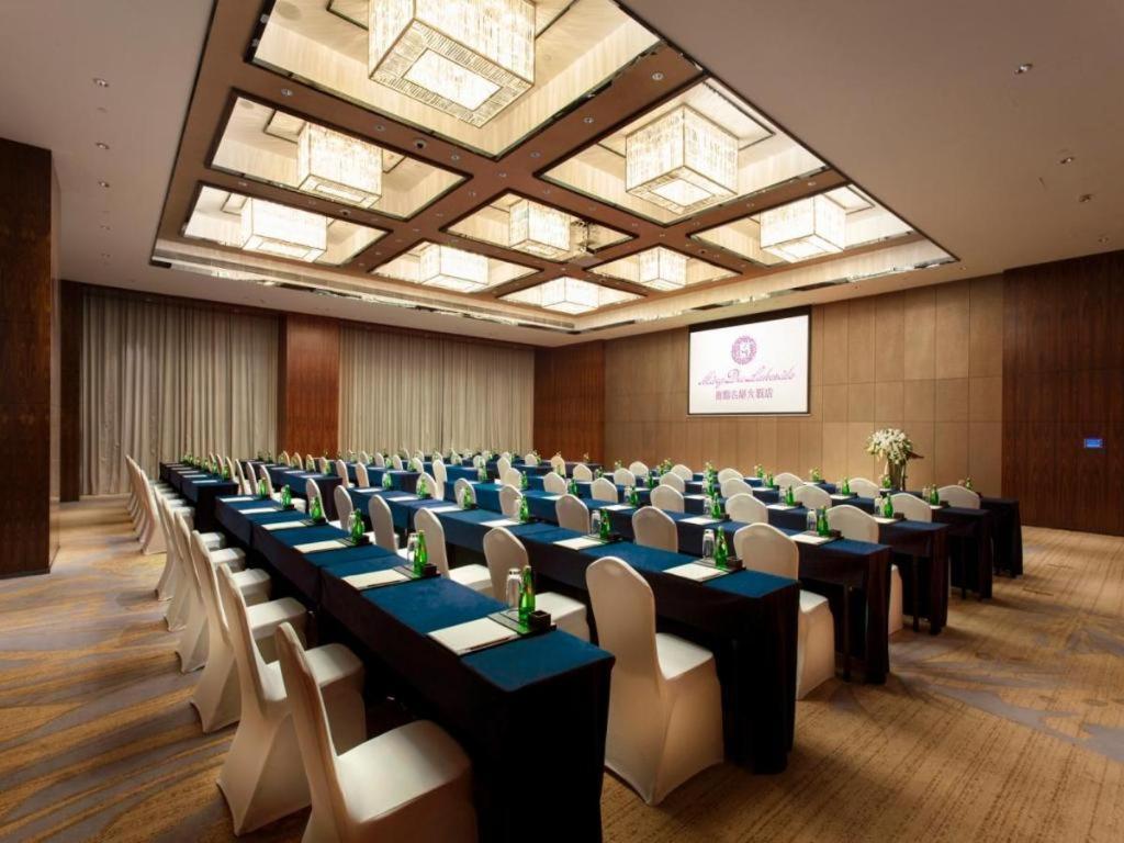 Ming Du Lakeside Hotel Nanning Exterior photo